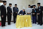 Secretary Kerry Signs Guest Book at Istiqlal Mosque