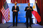 Ambassador Goldberg Introduces Secretary Kerry at the Embassy Manila Meet-and-Greet