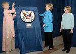 Secretary Clinton Unveils Consulate General Seal in Lahore