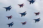 'The Big Nine' - flight groups 'Russian Knights' and 'Strizhi' (the international aerospace salon MAKS-2007) Русский:  «Большая девятка» — пилотажные группы «Русские витязи» и «Стрижи»