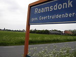 Nederlands:  Raamsdonk plaatsnaambord. Eigen foto door Sjors van der Giessen.