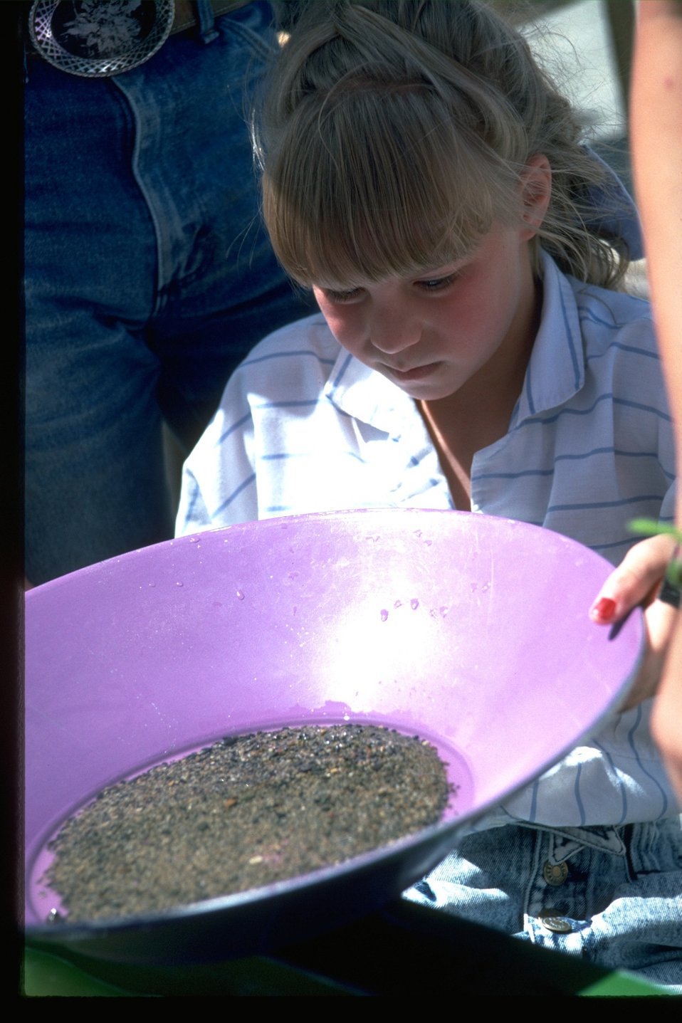 Demonstration of panning (mining method) at the NHOTIC.