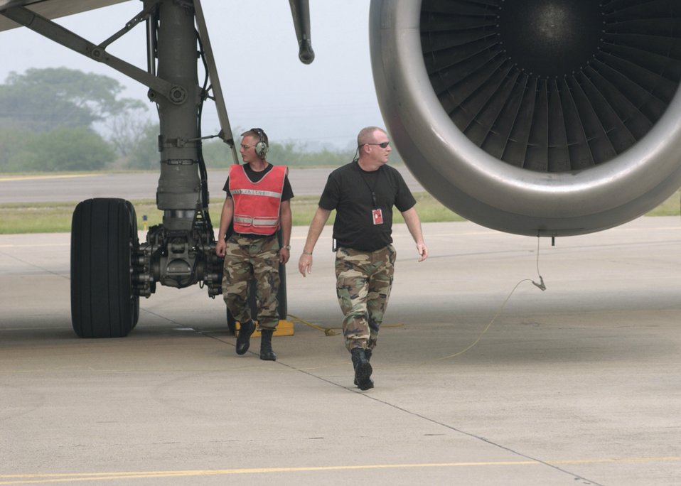 Airmen keep Soto Cano's runway running