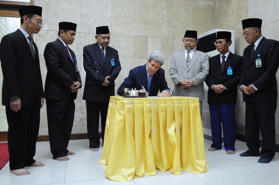 Secretary Kerry Signs Guest Book at Istiqlal Mosque