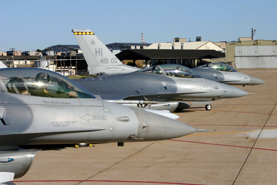 Hill reservists say goodbye to last of F-16s