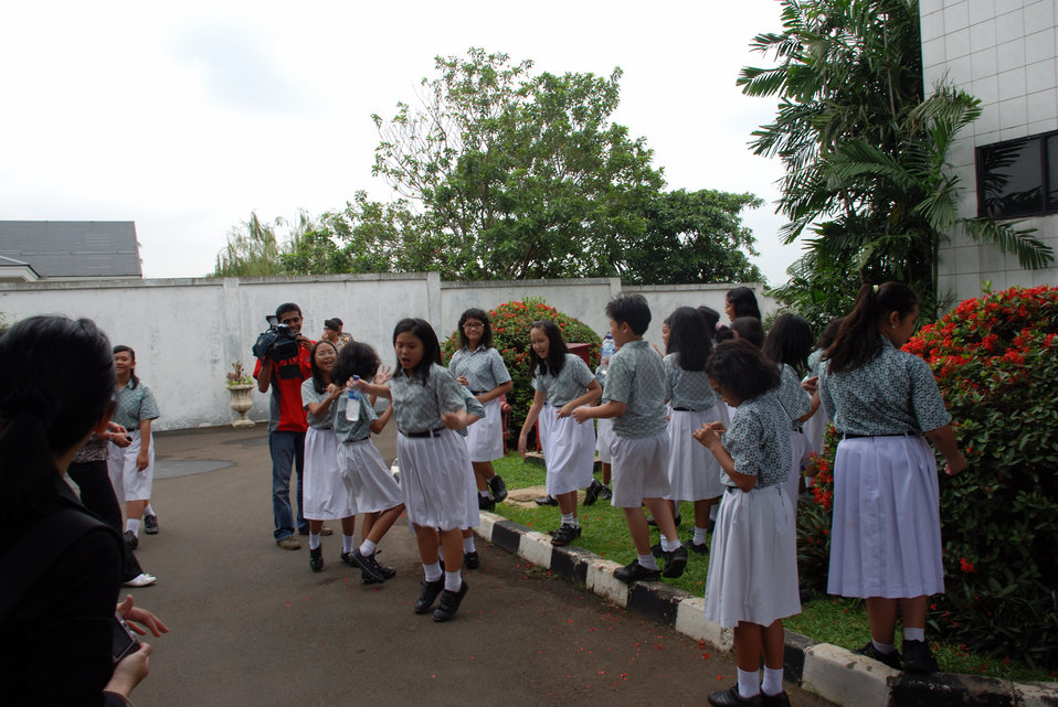 Behind the Scenes: Indonesian Students Prepare for Secretary Clinton's Arrival