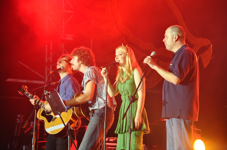 Kate Miller-Heidke and AusAID's Michael Wilson perform at the MTVEXIT concert in Hanoi