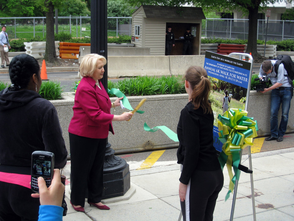 Ambassador Verveer Cuts the Ribbon for the 6k Walk for Water