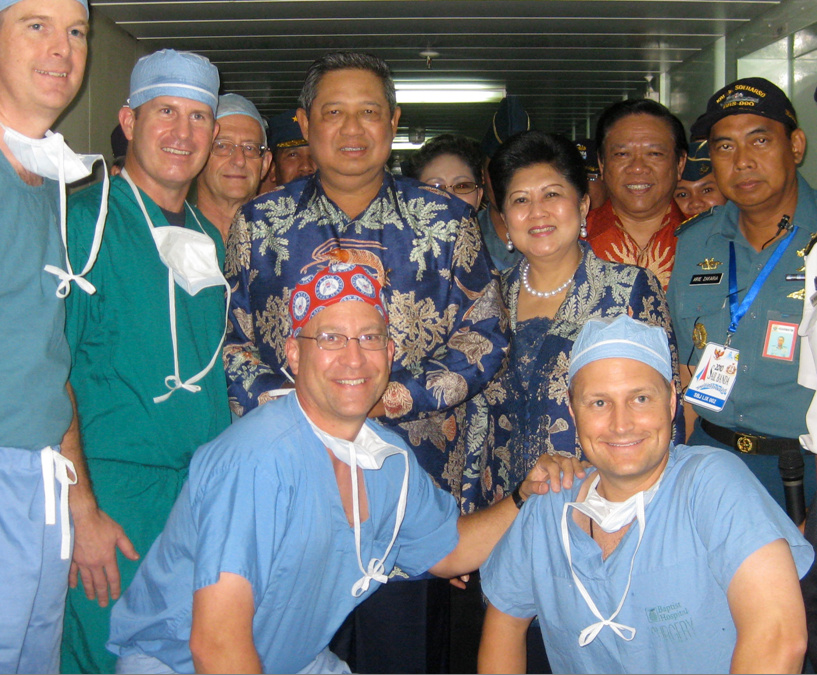 PP2010 Surgical Team Poses for a Photo With Indonesia's President and First Lady
