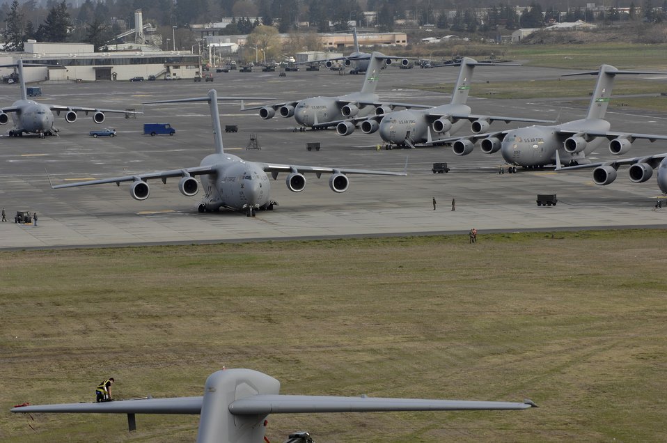 Maintainers keep C-17s flying