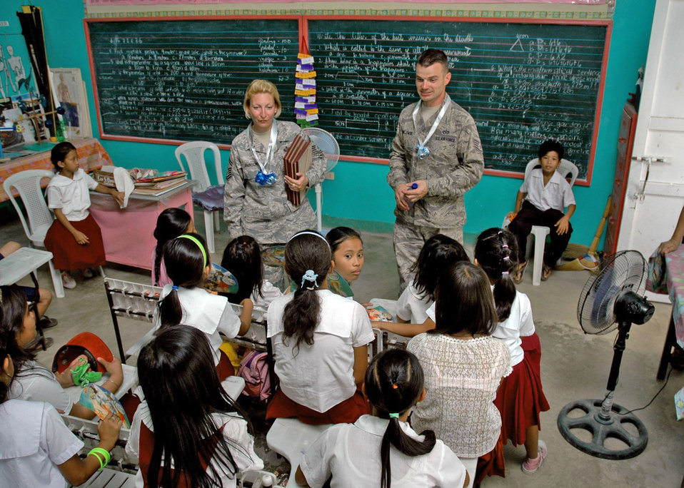 U.S., Philippine servicembers visit school children