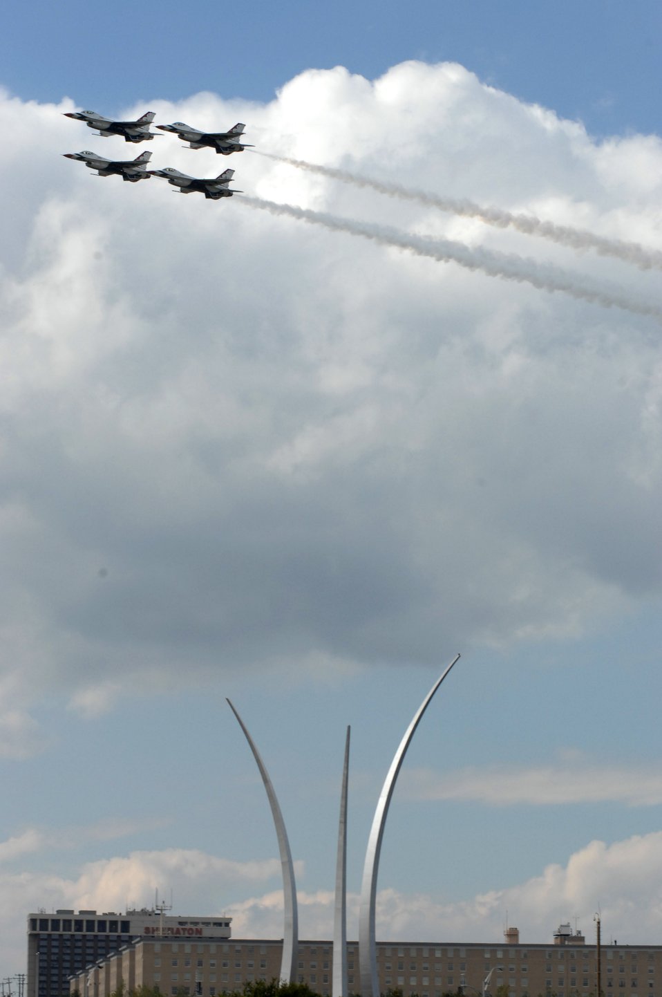 Thunderbirds practice over Air Force Memorial