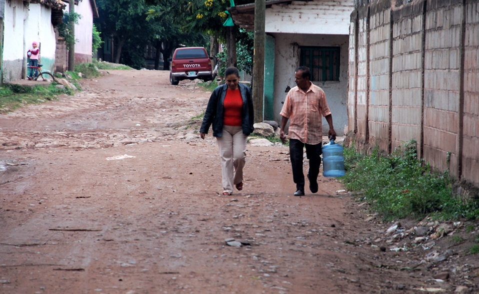 Servicemembers provide water to flood-affected community