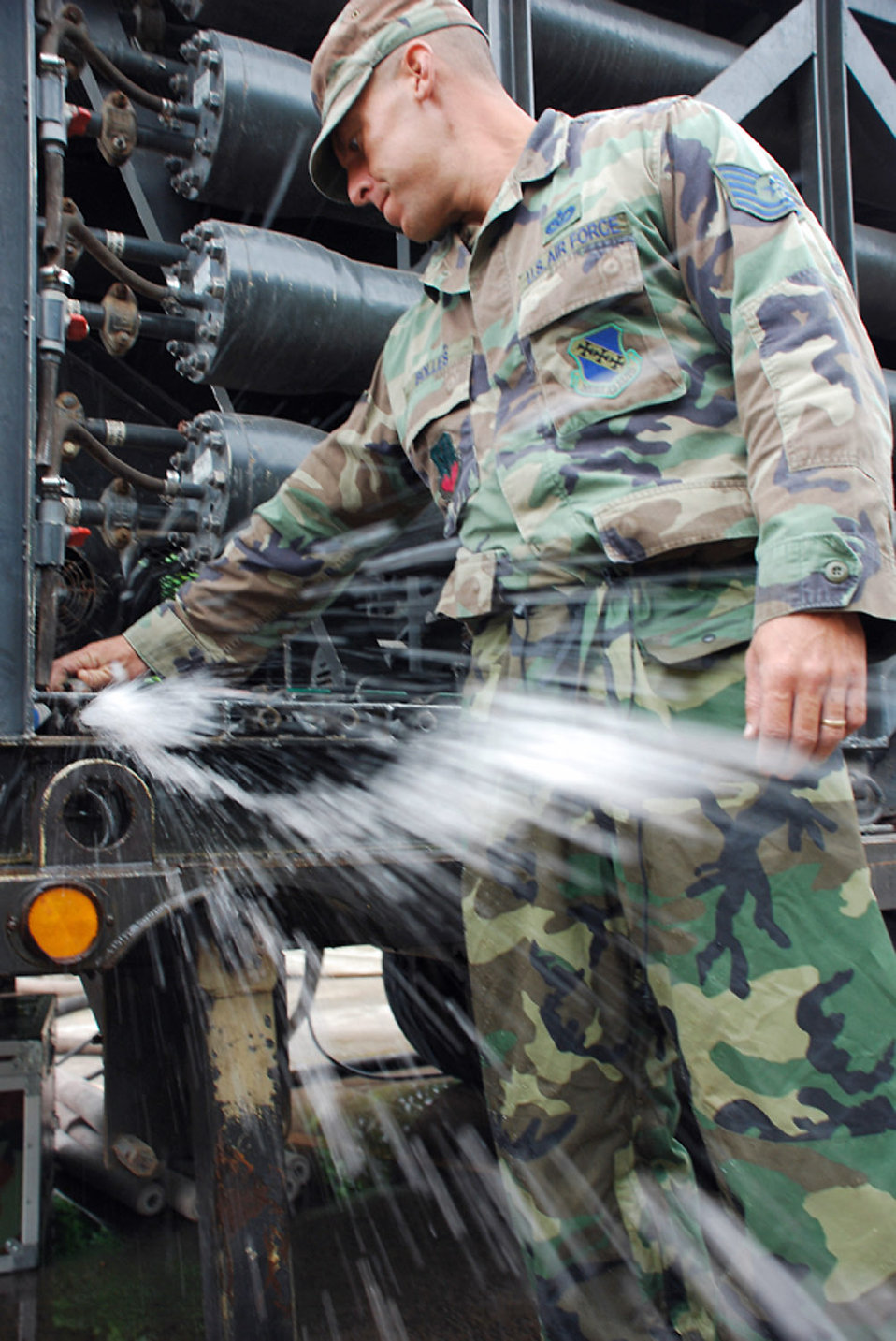 Servicemembers provide water to flood-affected community