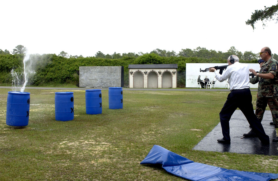 Secretary Wynne tours special ops command