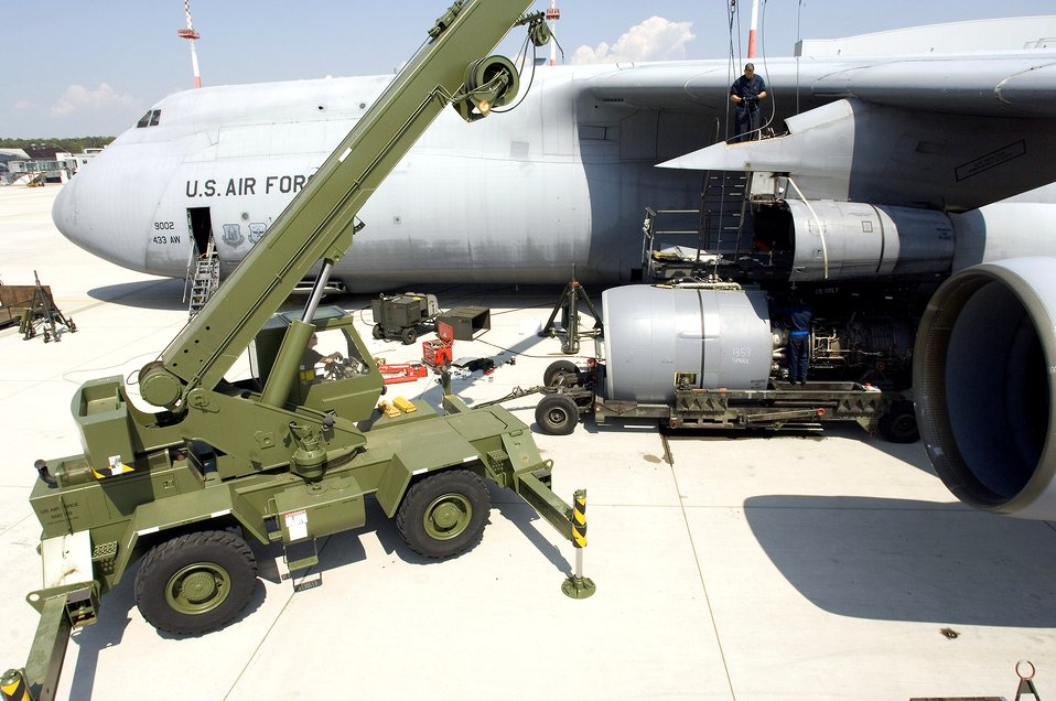 Maintainers keep C-5s flying