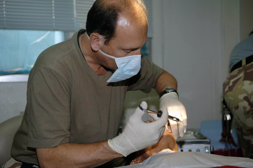 Air Force dental team cares for Iraqi counterparts