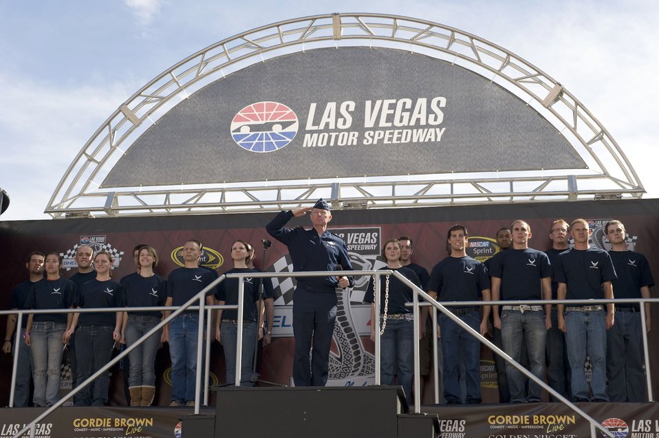 Air Force teams with NASCAR to aid recruiting