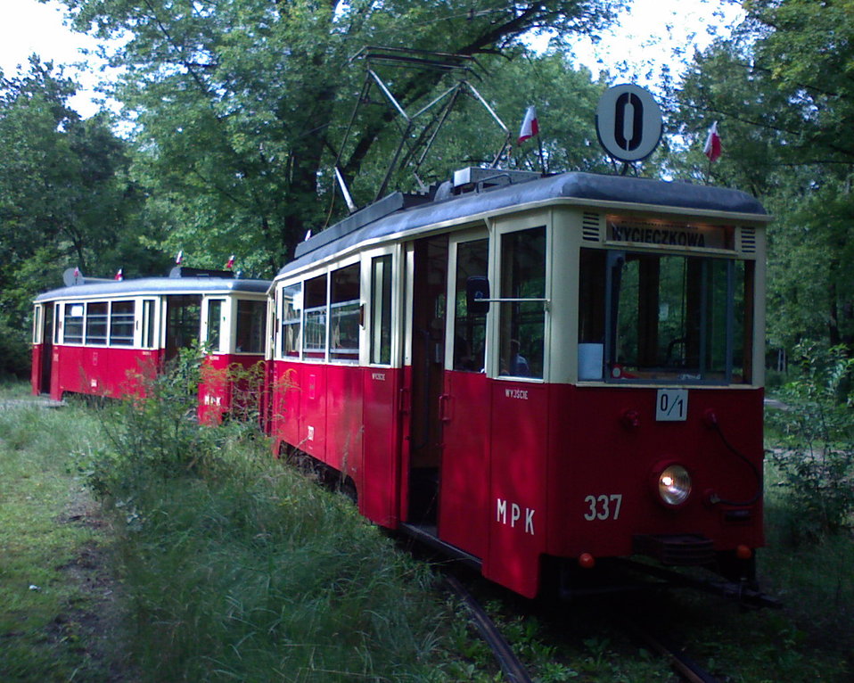 The '0' line tram (#337) in Łódź, Poland, standing at the Zdrowie stop.