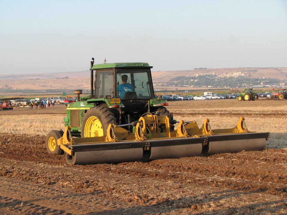 A John Deere 3140 tractor עברית:  מעגילה בתצוגת תכלית