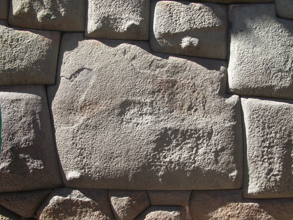 Slovenščina:  V soseski Barrio de San Blas se vidi 'Kamen dvanajstih kotov'