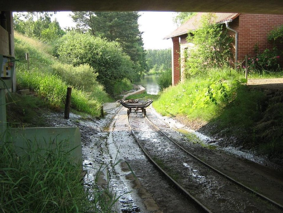 Deutsch:  Der Dahme-Umflutkanal in Märkisch-Buchholz. Bootswagen zur Überwindung des Wassergefälles (Landkreis Dahme-Spreewald, Brandenburg)