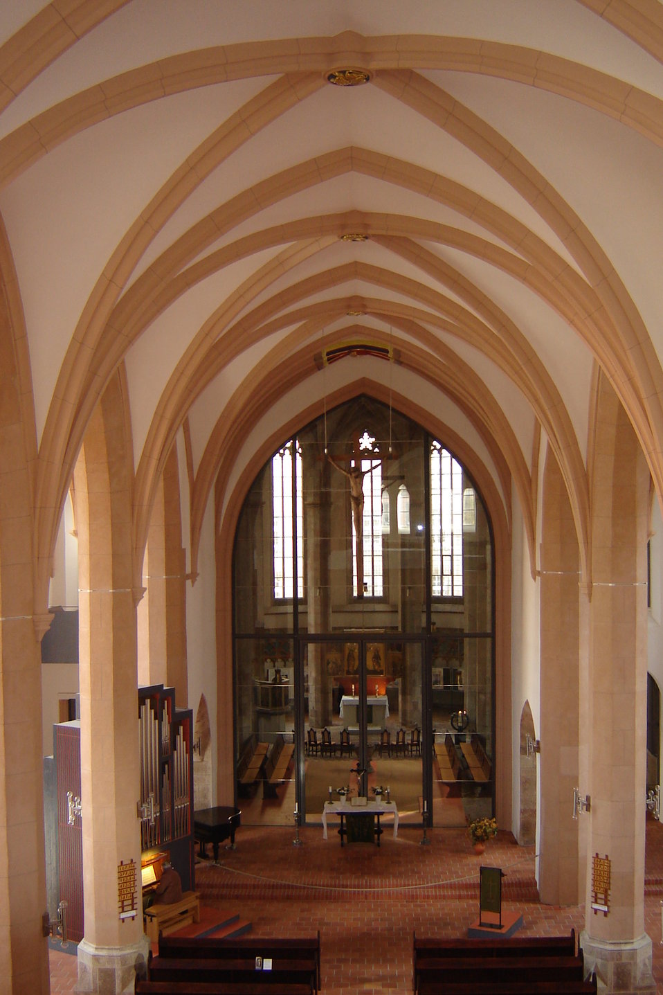 Deutsch:  Jakobikirche, Blick von der Westempore in das Mittelschiff zum Chor