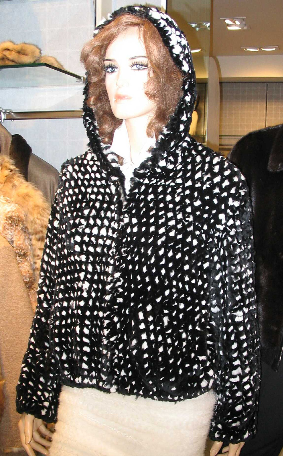 Deutsch:  Geflochtene Kaninjacke, hergestellt in China. Twisted rabbit jacket, made in China.