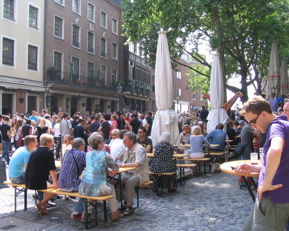 Deutsch:  Die Düsseldorfer Altstadtkneipe Uerige an einem schönen Samstagnachmittag im Mai 2011.