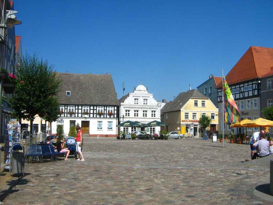 Deutsch:  Ueckermünde, Marktplatz örtlicher Akkordeonmusiker: Volker Hoffmann