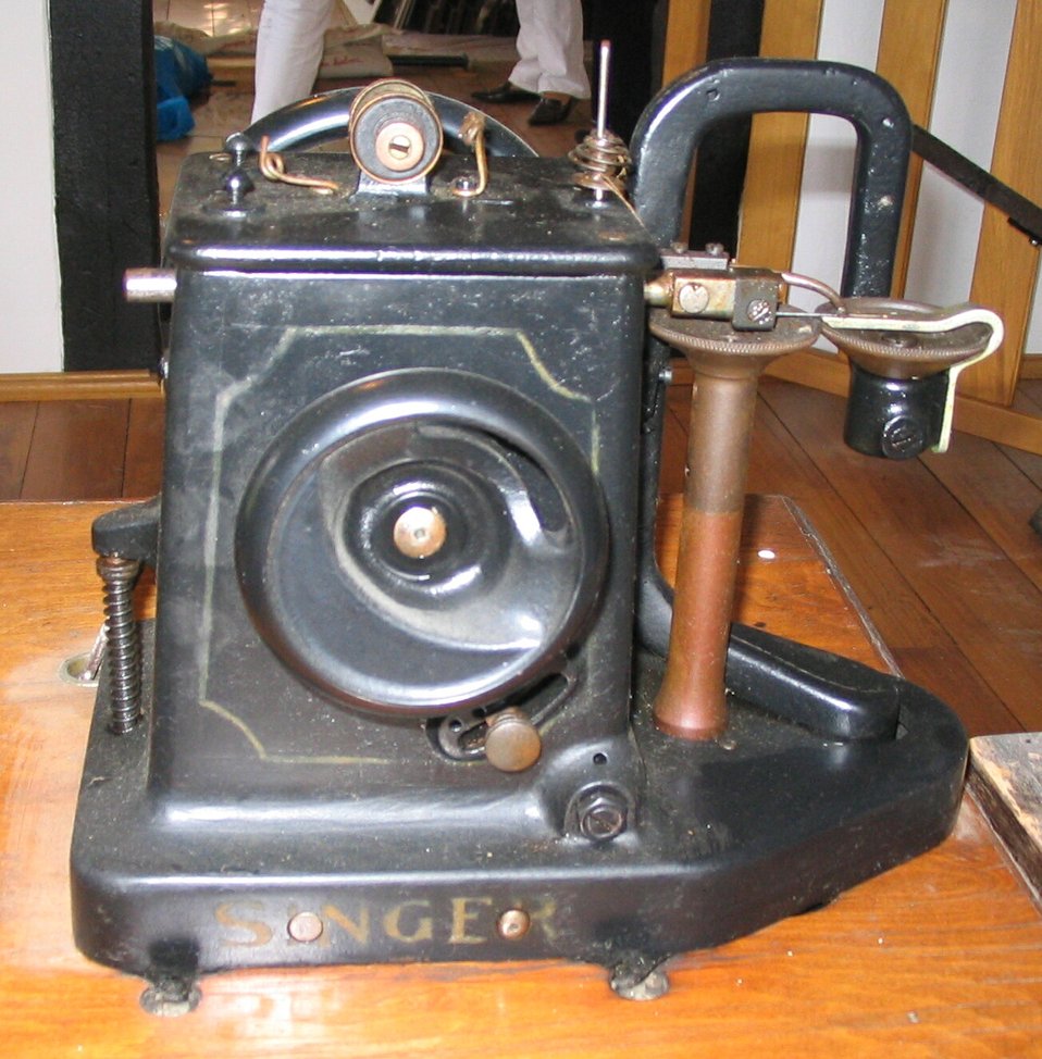 Deutsch:  Pelznähmaschine, Hersteller Singer (Westfälisches Freilichtmuseum Hagen)