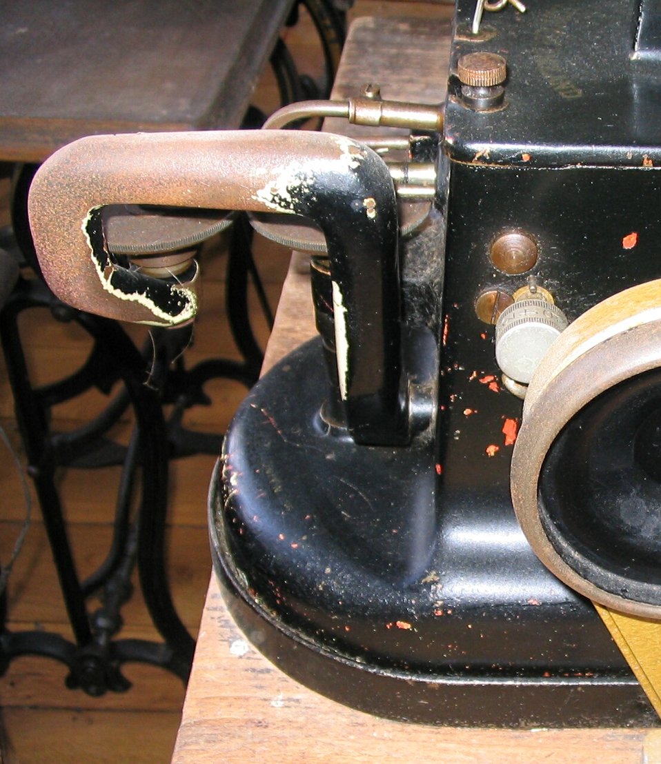 Deutsch:  Pelznähmaschine (Westfälisches Freilichtmuseum Hagen)