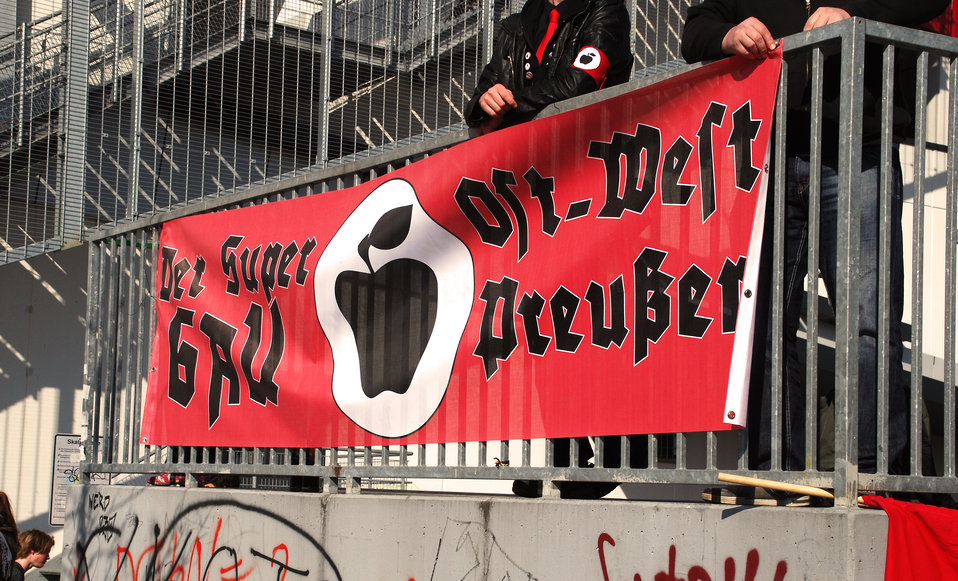 Deutsch:  Proteste gegen den Nazi-Aufmarsch am 24.3.2012 in Frankfurt (Oder). Transparent der Front Deutscher Äpfel