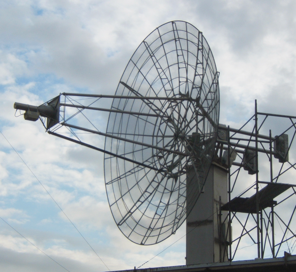 Antenna for EME ('moonbounce') communications on UHF amateur radio bands. Built and operated by Salvatore Gerloni I2FZX (SK), Milano, Italy. Parabolic reflector diameter is 6m.