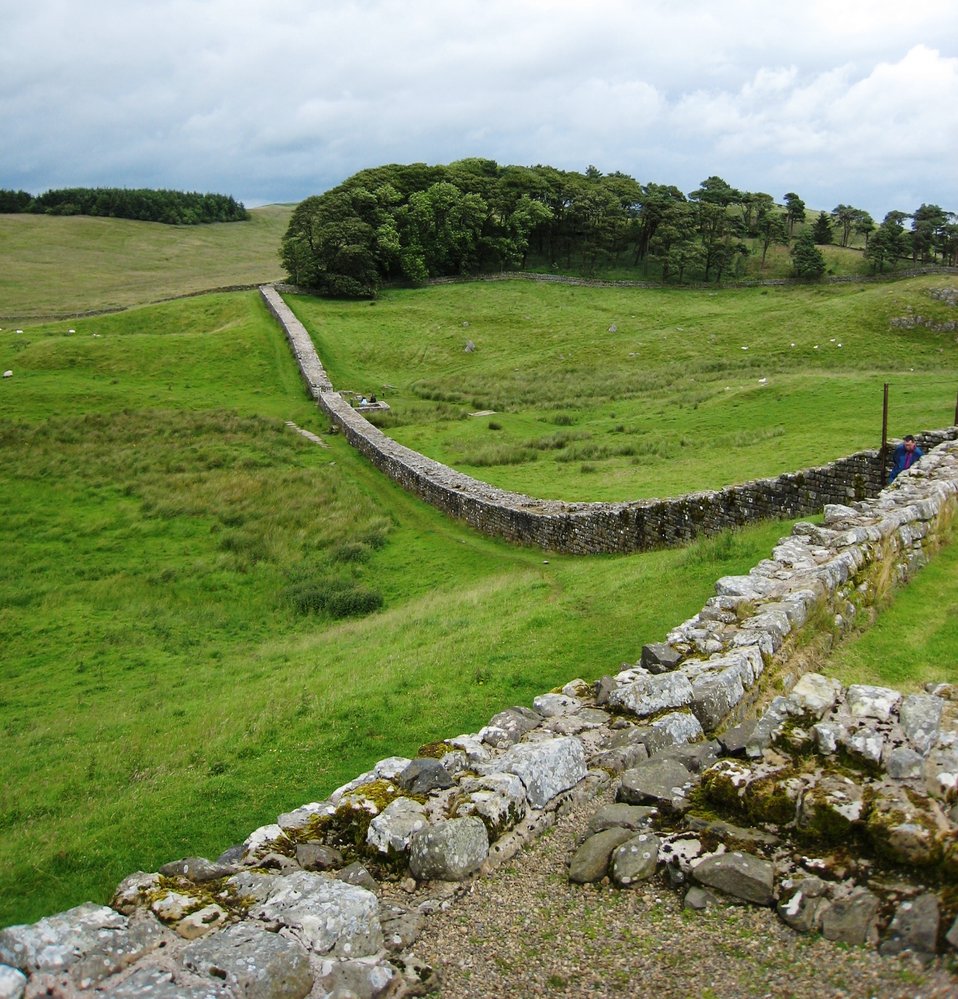 A stretch of en:Hadrian's Wall viewed from en:Vercovicium near en:Housesteads in en:Northumberland, Date: 2007 Deutsch:  Blick vom Ostturm des Nordtores am Kastell Housesteads auf den nach Osten verlaufenden Hadrianswall. Aufgenommen 2007