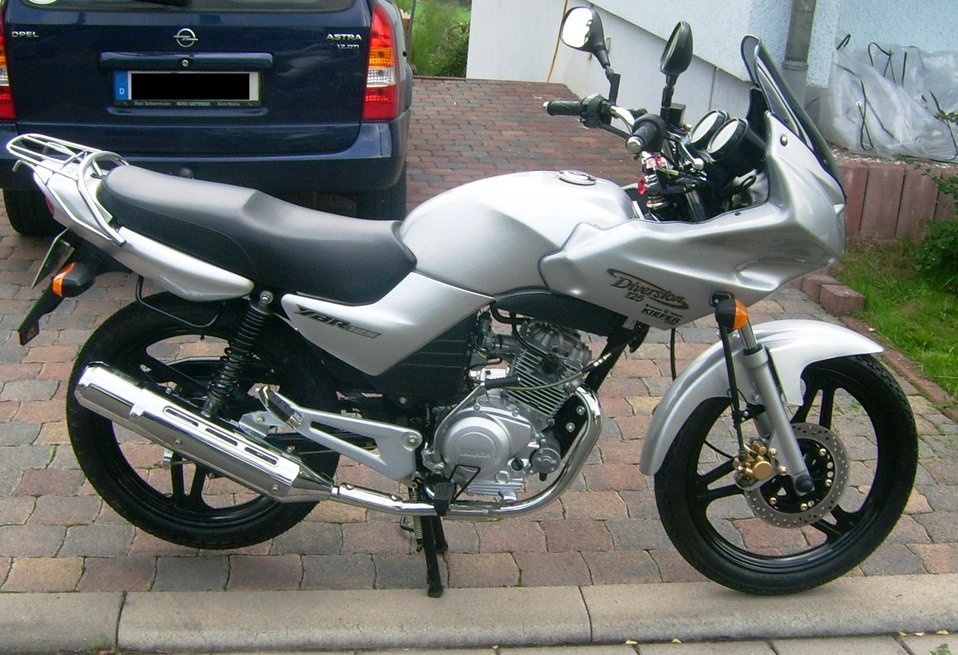 Deutsch:  YBR 125 von der Seite